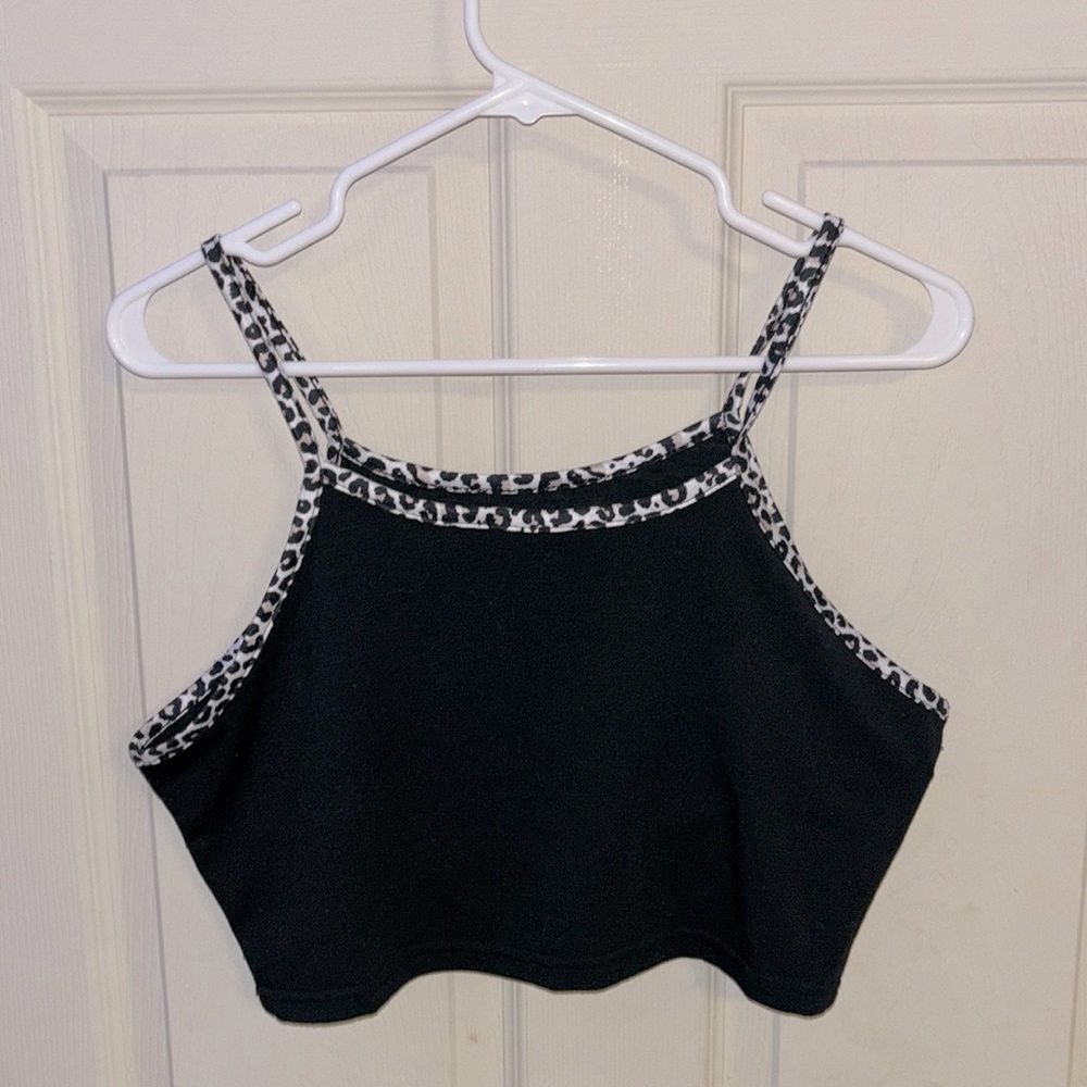 🪻3/$30 Trendy cropped tank!🪻